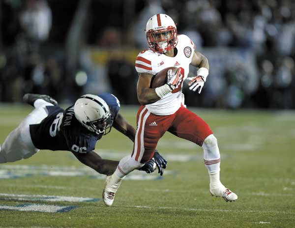 Ameer Abdullah sets Nebraska's all-purpose yards record vs. Nebraska